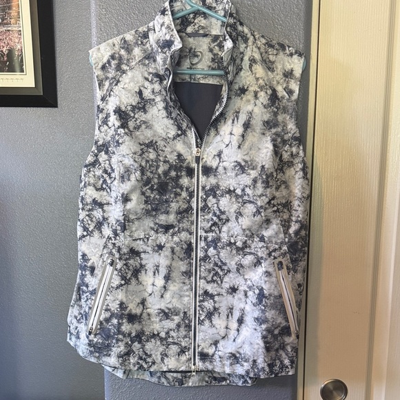 NWOT Stylish Gray Tie-Dye Sleeveless Vest - Picture 1 of 6